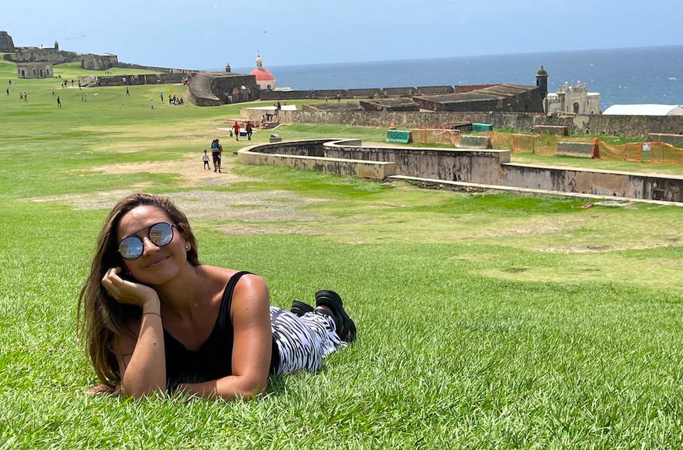 Afueras de las murallas del Fuerte San Felipe del Morro, en San Juan de Puerto Rico - Lectora de Tracks