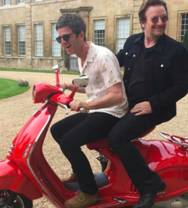 97 / 5.000 Resultados de traducción ¿Alguna duda de que Bono Vox y Noel Gallagher se divierten encima de esta increíble Vespa?