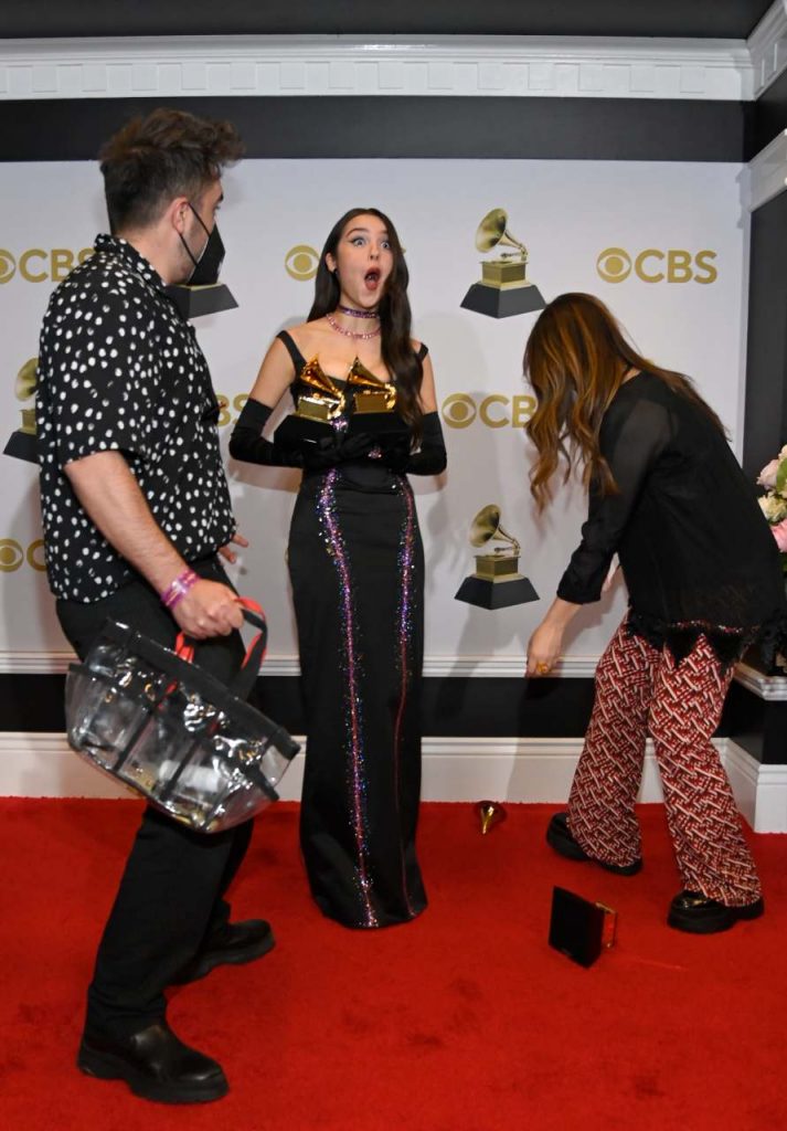 Olivia Rodrigo sorprendida por su caída del gramófono - Premios Grammy 2022